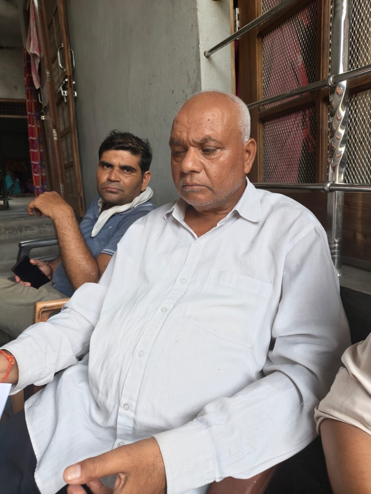 शामली के कौशांबी विहार में मृतक पवन के घर के बाहर मौजूद लोग। स्रोत वीडियोग्रेब