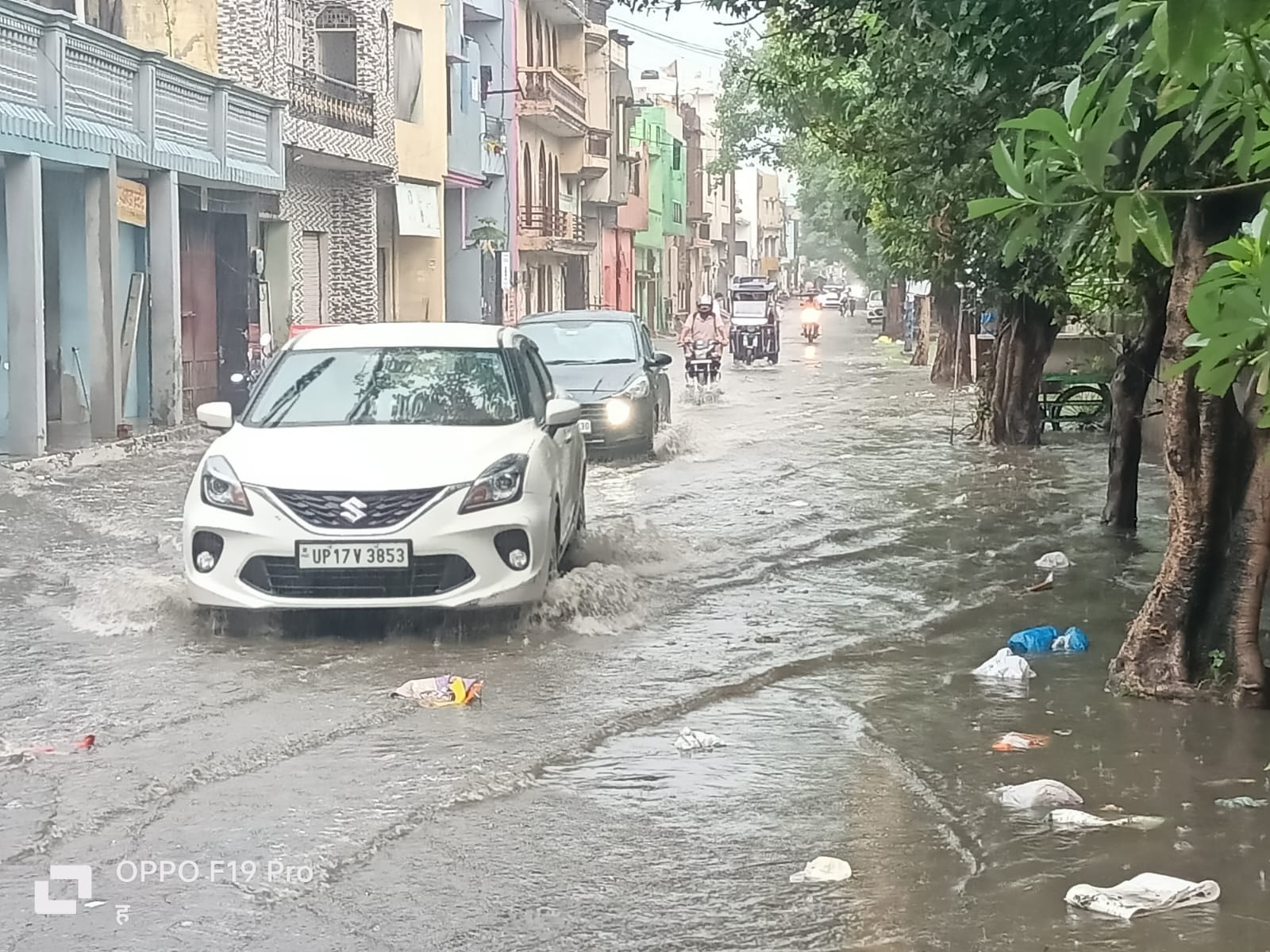 शामली में शाम को हुई बारिश से जाते वाहन सवार लोग। संवाद