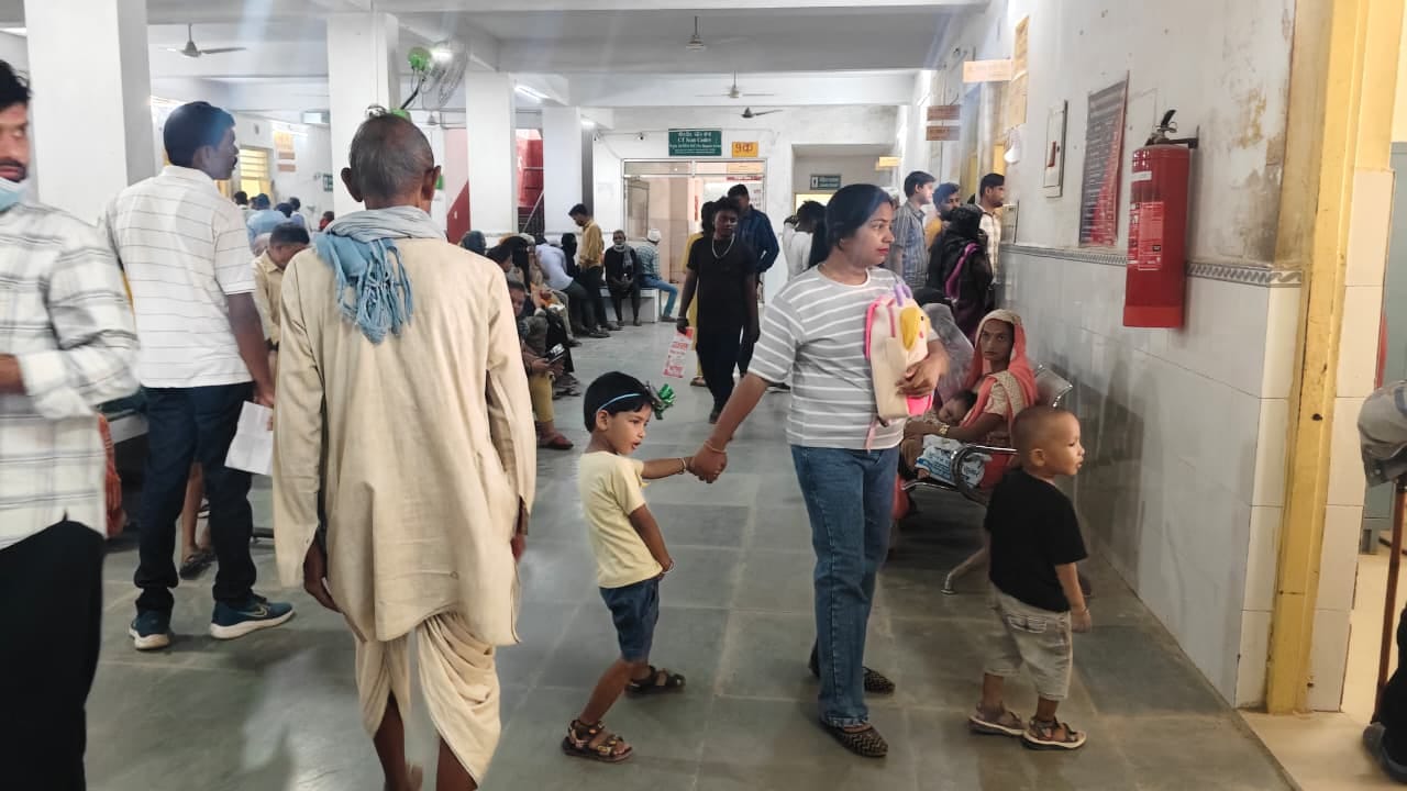 शनिवार की ओपीडी में बच्चे की जांच करते डॉ. विश्व प्रकाश। संवाद