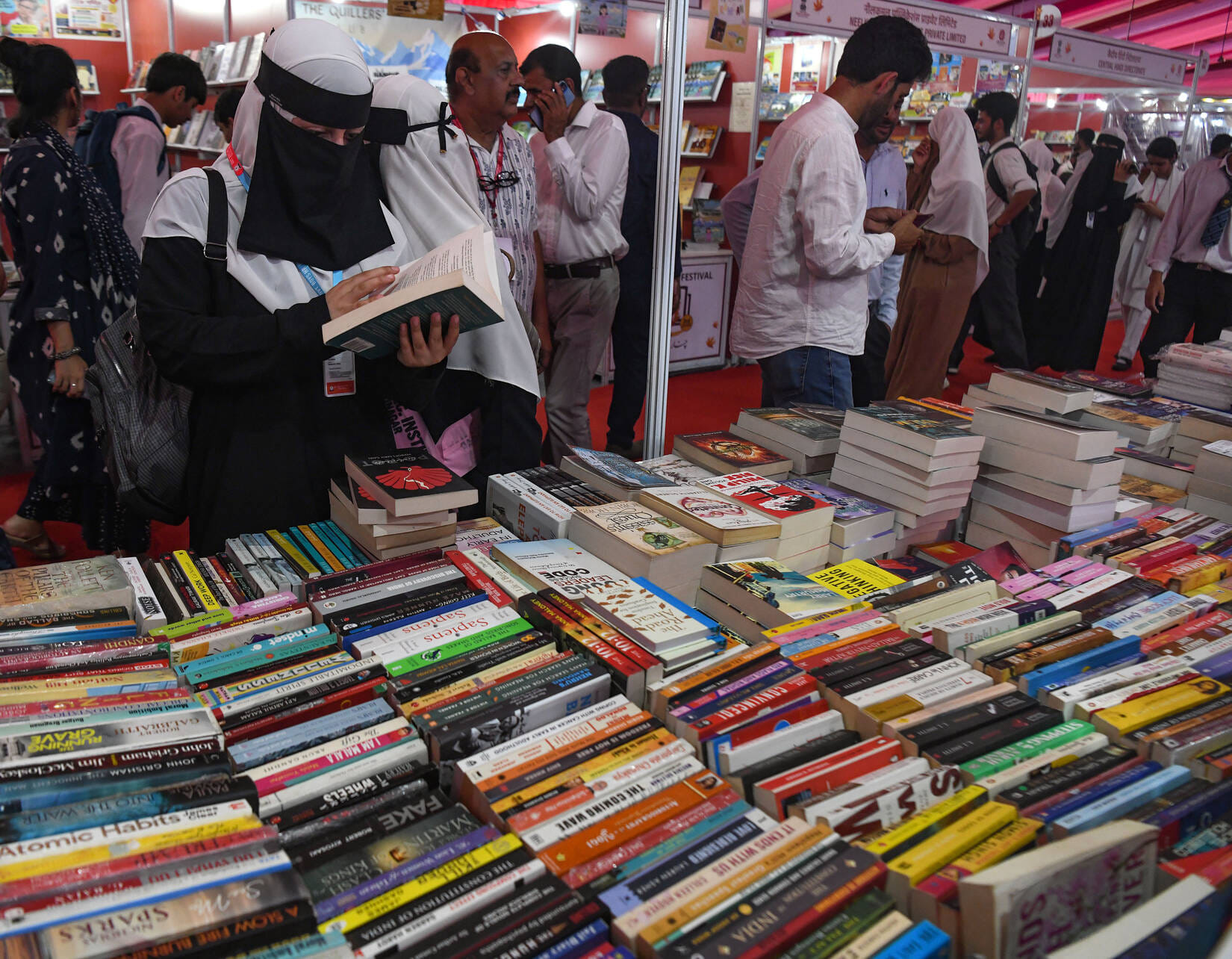 श्रीनगर के एसकेआईसीसी में आयोजित चिनार बुक फेस्टिवल में छात्राएं। संवाद श्रीनगर के एसकेआईसीसी में आयोजित चिनार बुक फेस्टिवल में छात्राएं। संवाद