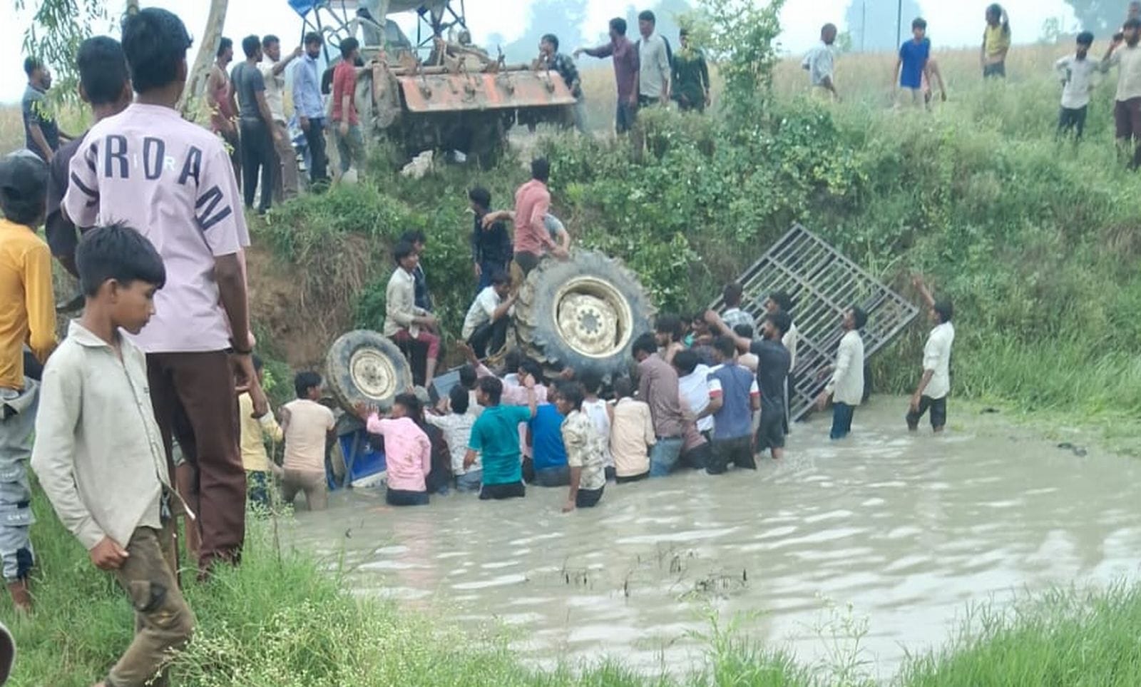 ट्रैक्टर-ट्रॉली के पलटने के बाद एसडीएम पहुंची मौके पर। संवाद ट्रैक्टर-ट्रॉली के पलटने के बाद एसडीएम पहुंची मौके पर। संवाद