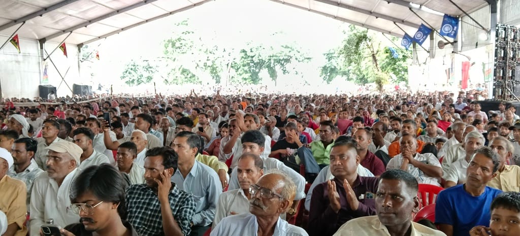 दौराला - दौराला में संविधान बचाओ लोकतंत्र बचाओ महारैली में अतुल प्रधान को तलवार भेंट करते। स्रो