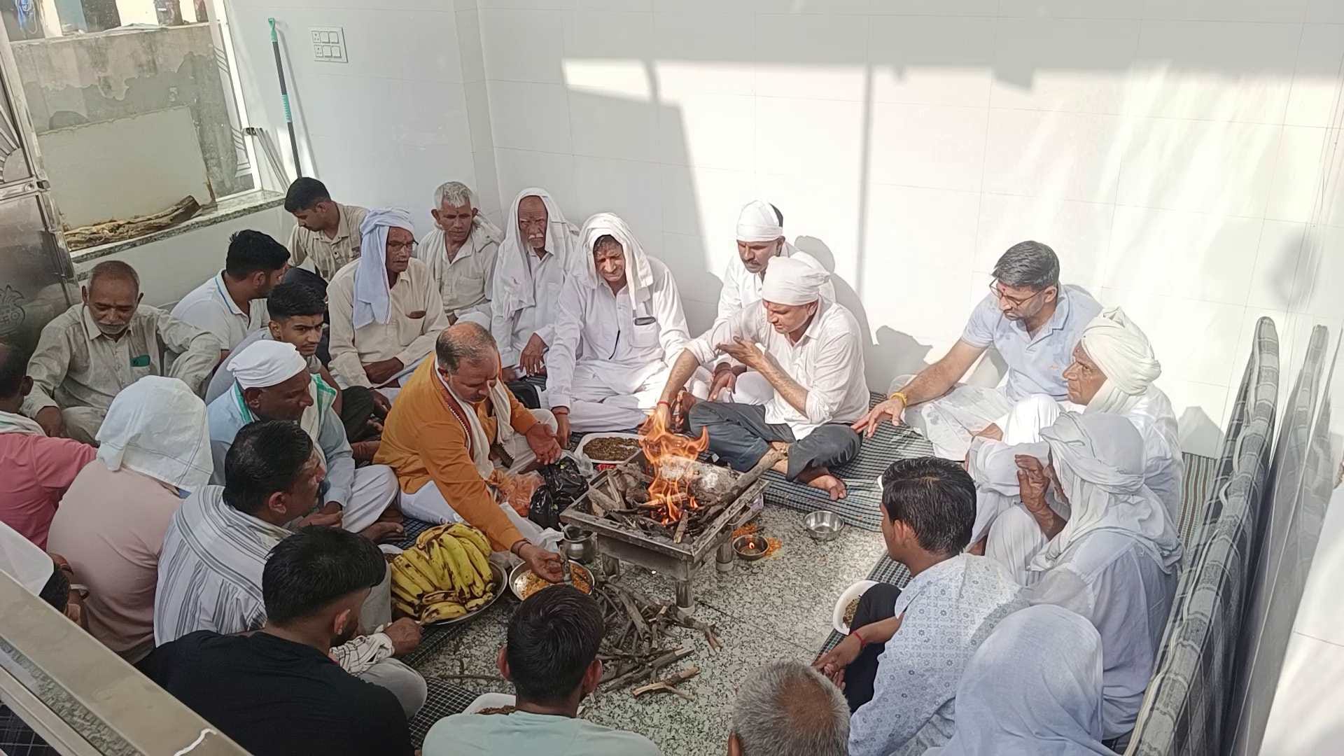 दादा खेड़ा पर हवन यज्ञ करते हुए ग्रामीण। विज्ञप्ति दादा खेड़ा पर हवन यज्ञ करते हुए ग्रामीण। विज्ञप्ति