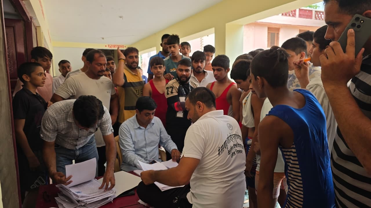 20jjrp18- झज्जर। गुरुकुल झज्जर में कुश्ती खेलते खिलाड़ी। संवाद 20jjrp18- झज्जर। गुरुकुल झज्जर में कुश्ती खेलते खिलाड़ी। संवाद