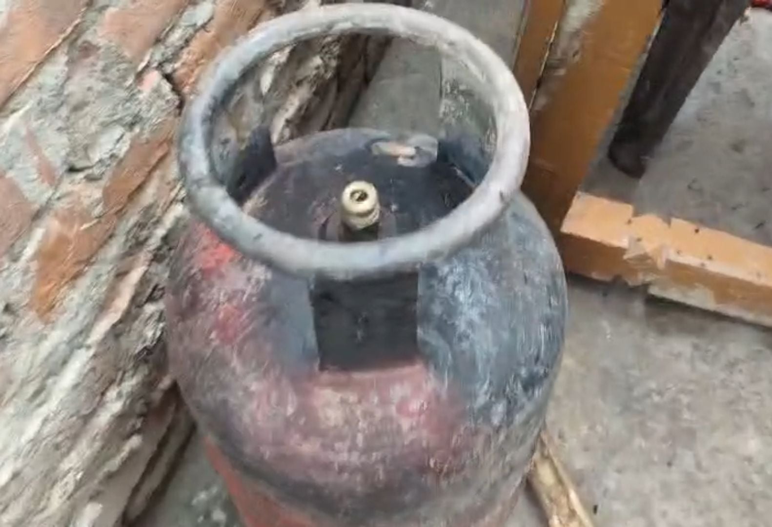 आग से जला गृहस्थी का सामान।