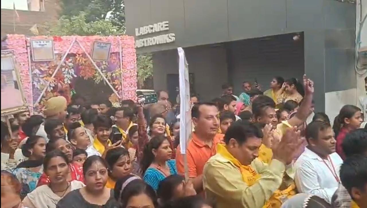 अंबाला छावनी के प्रगति विहार से निकली रथ यात्रा में विराजमान भगवान। संवाद