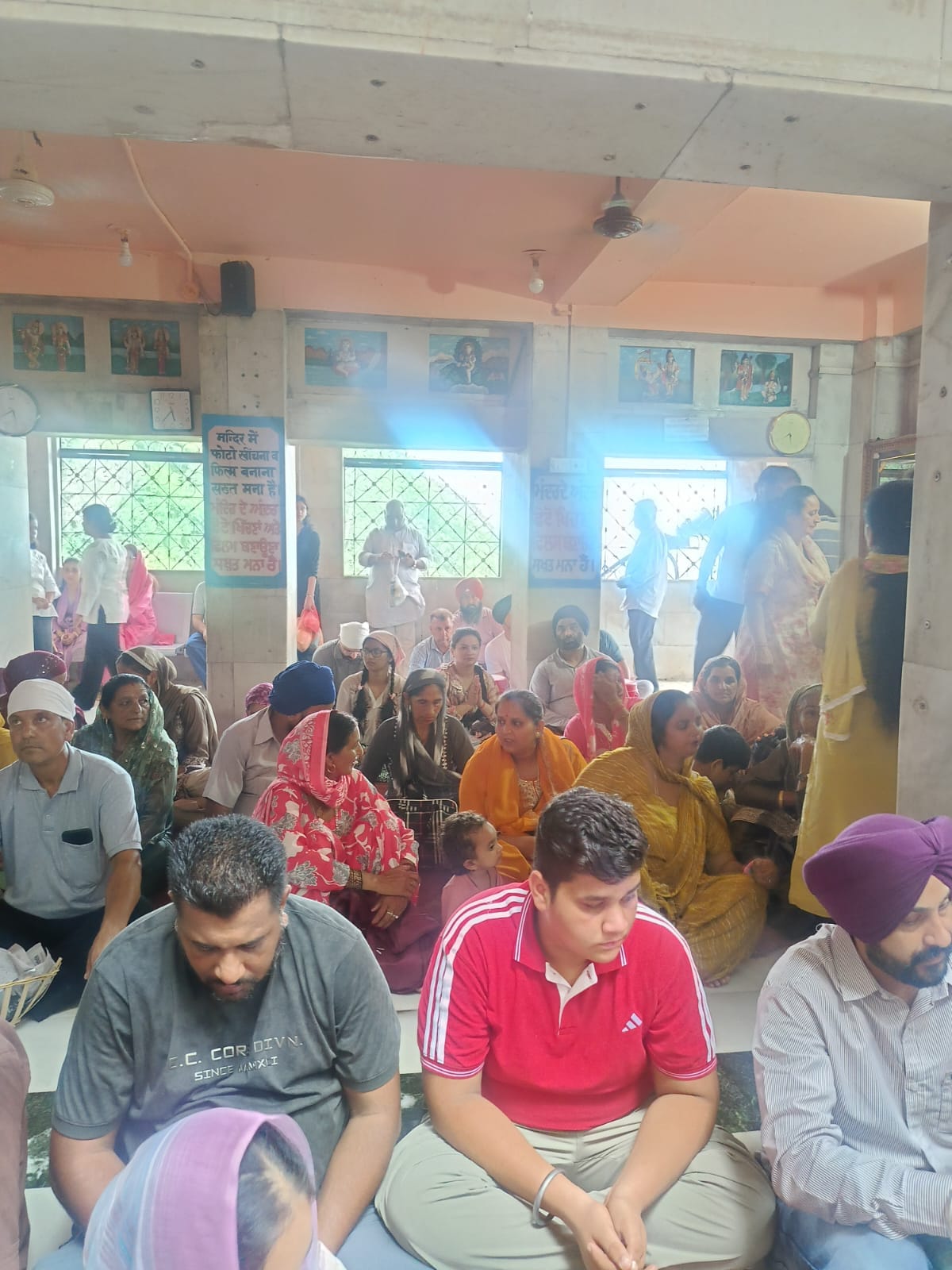 बाबा बालक नाथ मंदिर दियोटसिद्ध में दर्शनों के बाद बाहर आते श्रद्धालु। संवाद बाबा बालक नाथ मंदिर दियोटसिद्ध में दर्शनों के बाद बाहर आते श्रद्धालु। संवाद