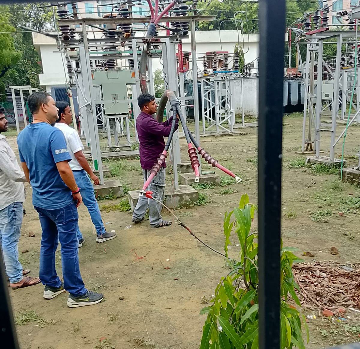 बिजली फाॅल्ट को ठीक करते कर्मचारी। बिजली फाॅल्ट को ठीक करते कर्मचारी।