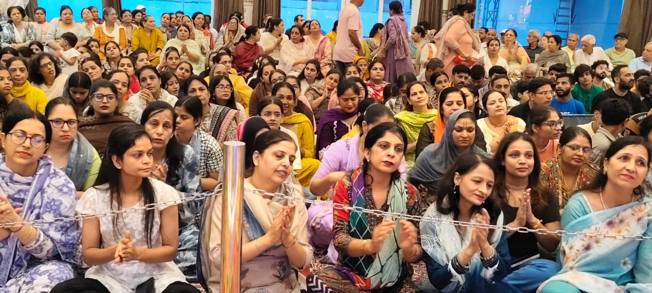बांके बिहारी मंदिर में आम उत्सव पर सजाया राधा कृष्ण का दरबार। मंदिर
