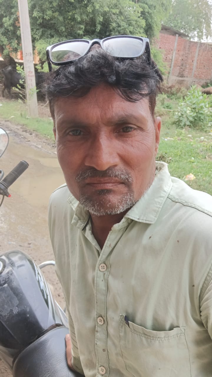 बदहाल सड़क व जमा पानी से गुजरते ग्रामीण। संवाद बदहाल सड़क व जमा पानी से गुजरते ग्रामीण। संवाद