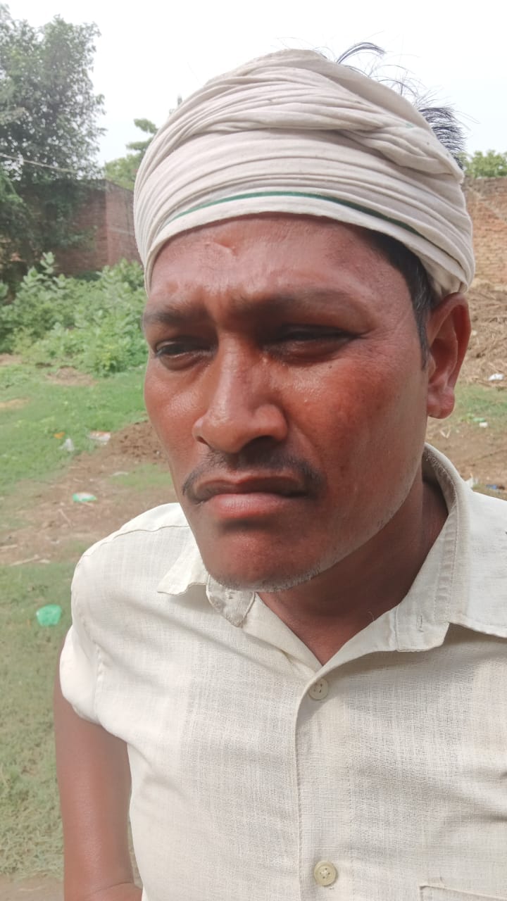 बदहाल सड़क व जमा पानी से गुजरते ग्रामीण। संवाद बदहाल सड़क व जमा पानी से गुजरते ग्रामीण। संवाद