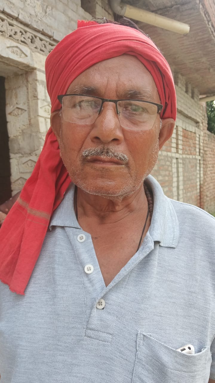 बदहाल सड़क व जमा पानी से गुजरते ग्रामीण। संवाद बदहाल सड़क व जमा पानी से गुजरते ग्रामीण। संवाद