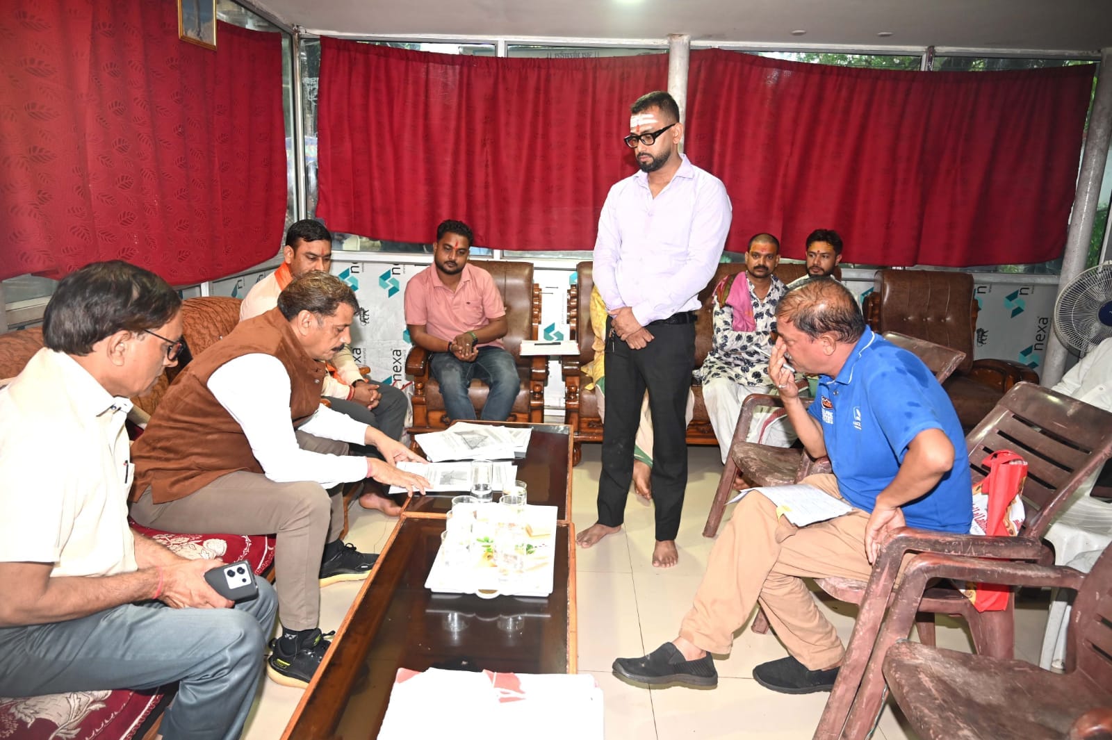 बैठक में जिला प्रशासन के अधिकारी मौजूद रहे बैठक में जिला प्रशासन के अधिकारी मौजूद रहे