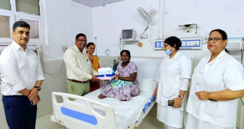 बादशाहनगर रेलवे अस्पताल में नवजात शिशुओं की किट बांटी बादशाहनगर रेलवे अस्पताल में नवजात शिशुओं की किट बांटी