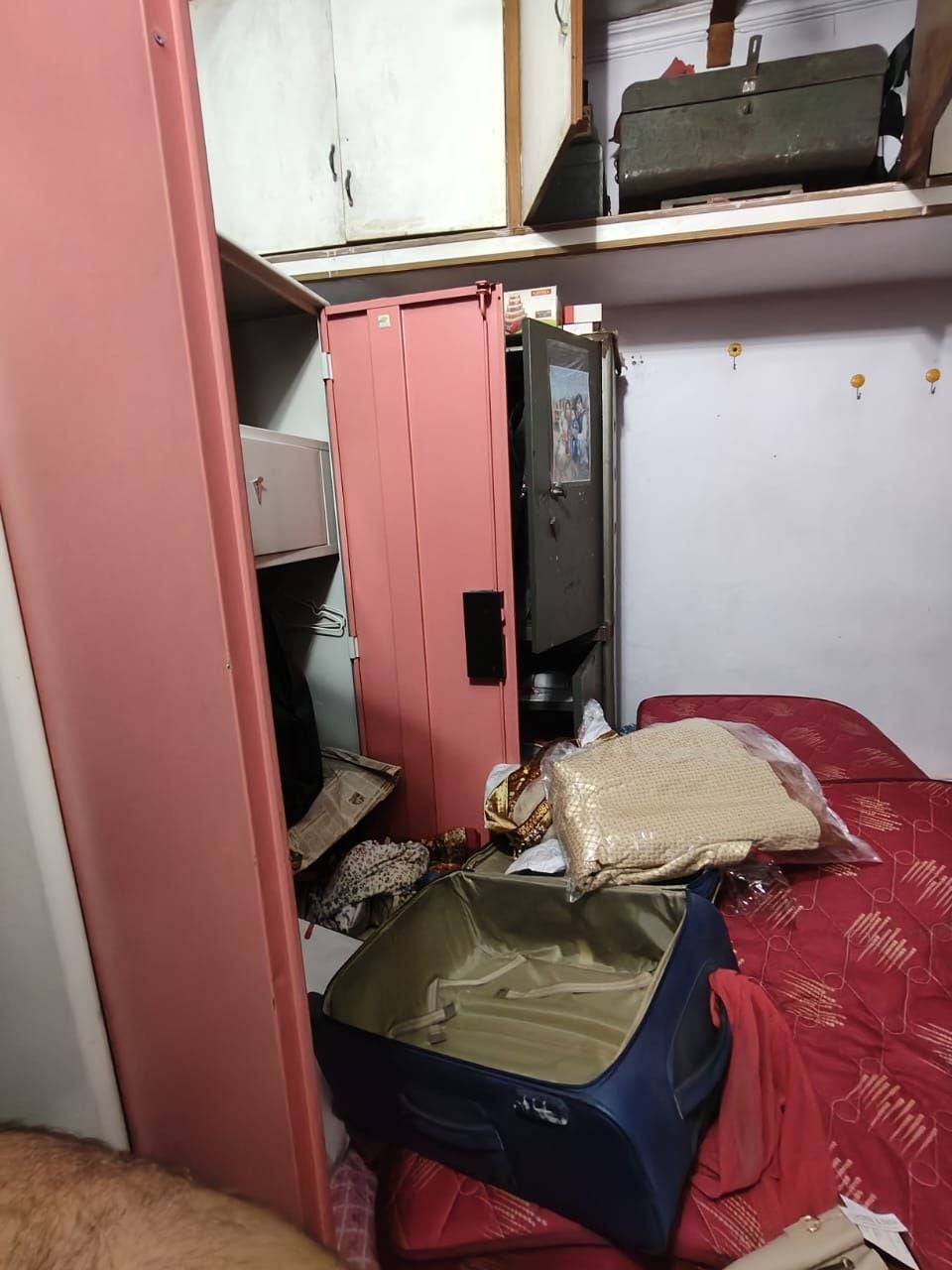 चोरी के बाद बिखरा पड़ा सामान। चोरी के बाद बिखरा पड़ा सामान।