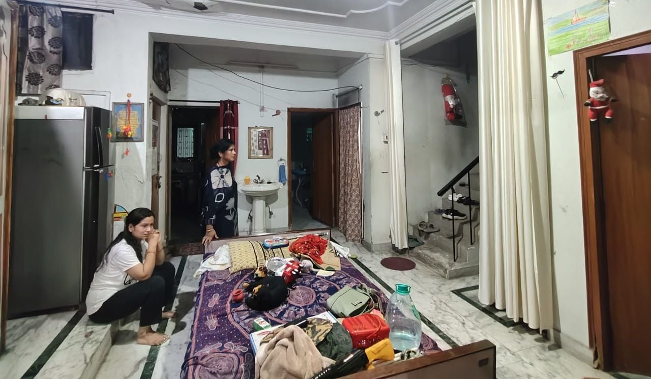 चोरी के बाद बिखरा पड़ा सामान। चोरी के बाद बिखरा पड़ा सामान।