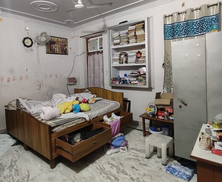 चोरी के बाद बिखरा पड़ा सामान। चोरी के बाद बिखरा पड़ा सामान।
