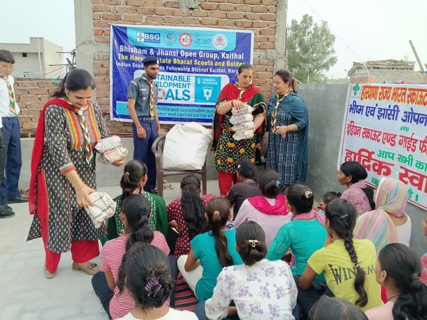 छात्राओं को नेपकिन वितरित करते सदस्य। विज्ञप्ति
