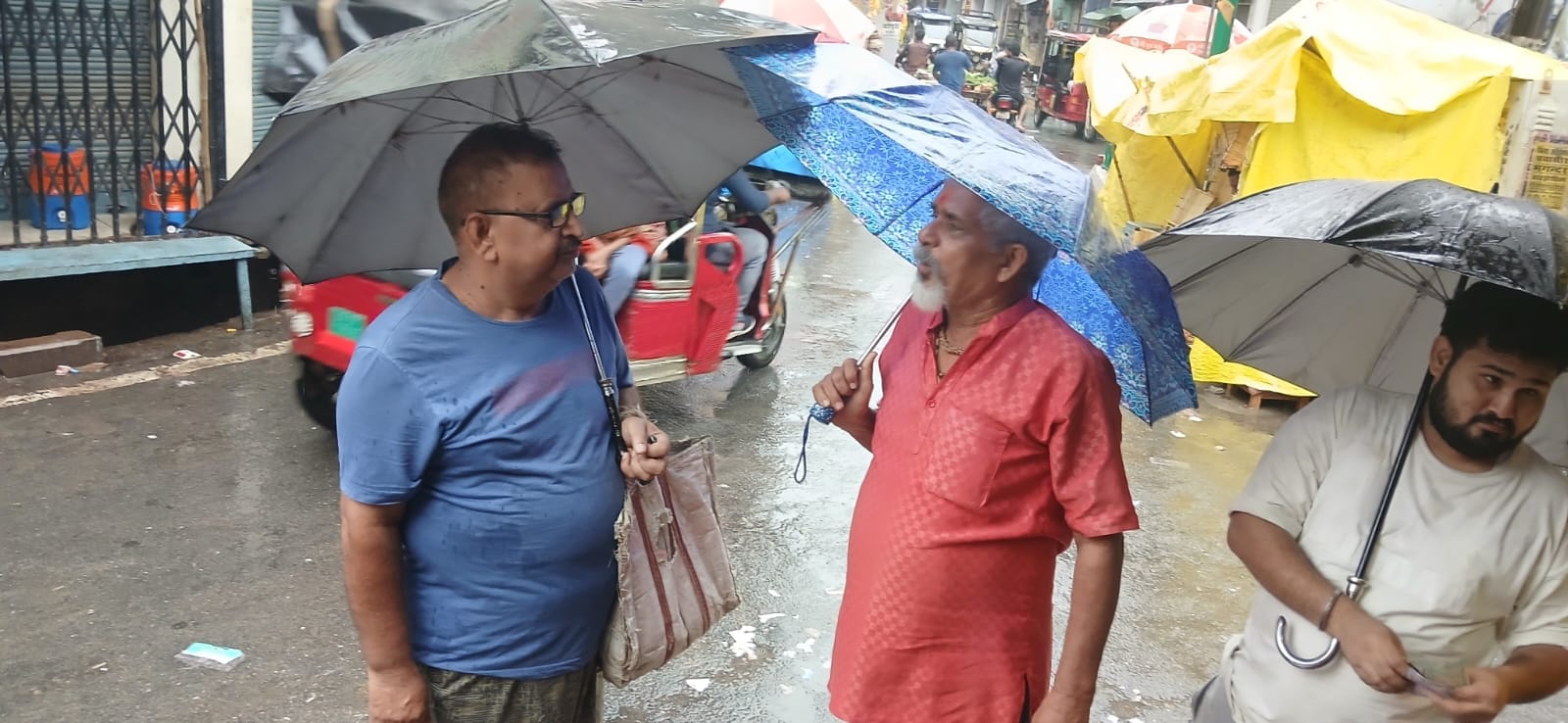 फोटो 04 कासगंज में बारिश में भीगकर घर जाते बच्चे। स्रोत: संवाद फोटो 04 कासगंज में बारिश में भीगकर घर जाते बच्चे। स्रोत: संवाद