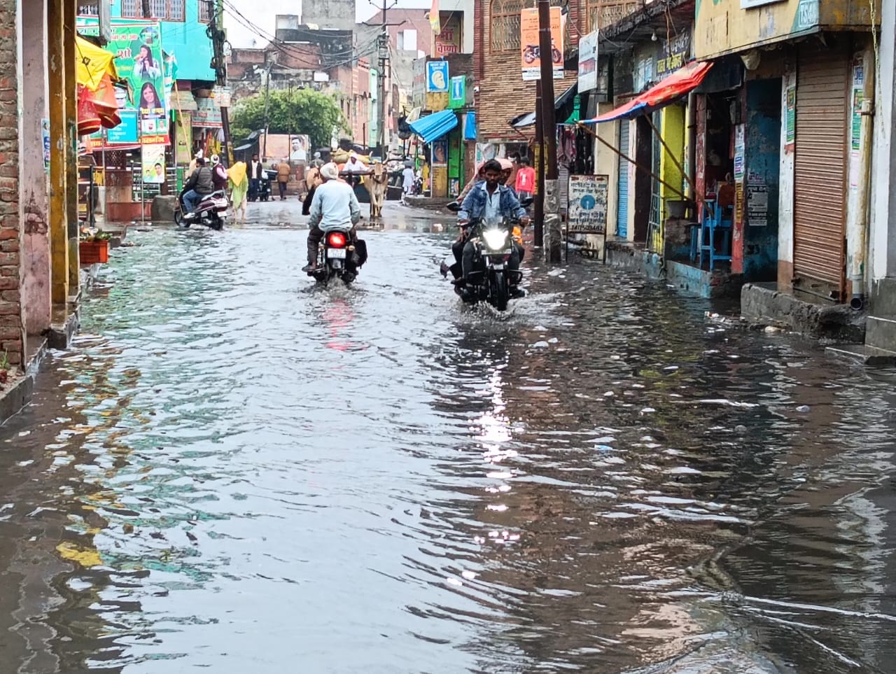फोटो 04 कासगंज में बारिश में भीगकर घर जाते बच्चे। स्रोत: संवाद फोटो 04 कासगंज में बारिश में भीगकर घर जाते बच्चे। स्रोत: संवाद