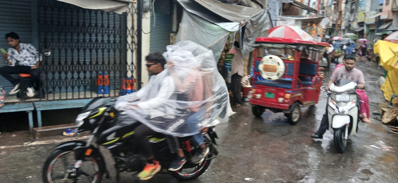 फोटो 04 कासगंज में बारिश में भीगकर घर जाते बच्चे। स्रोत: संवाद फोटो 04 कासगंज में बारिश में भीगकर घर जाते बच्चे। स्रोत: संवाद