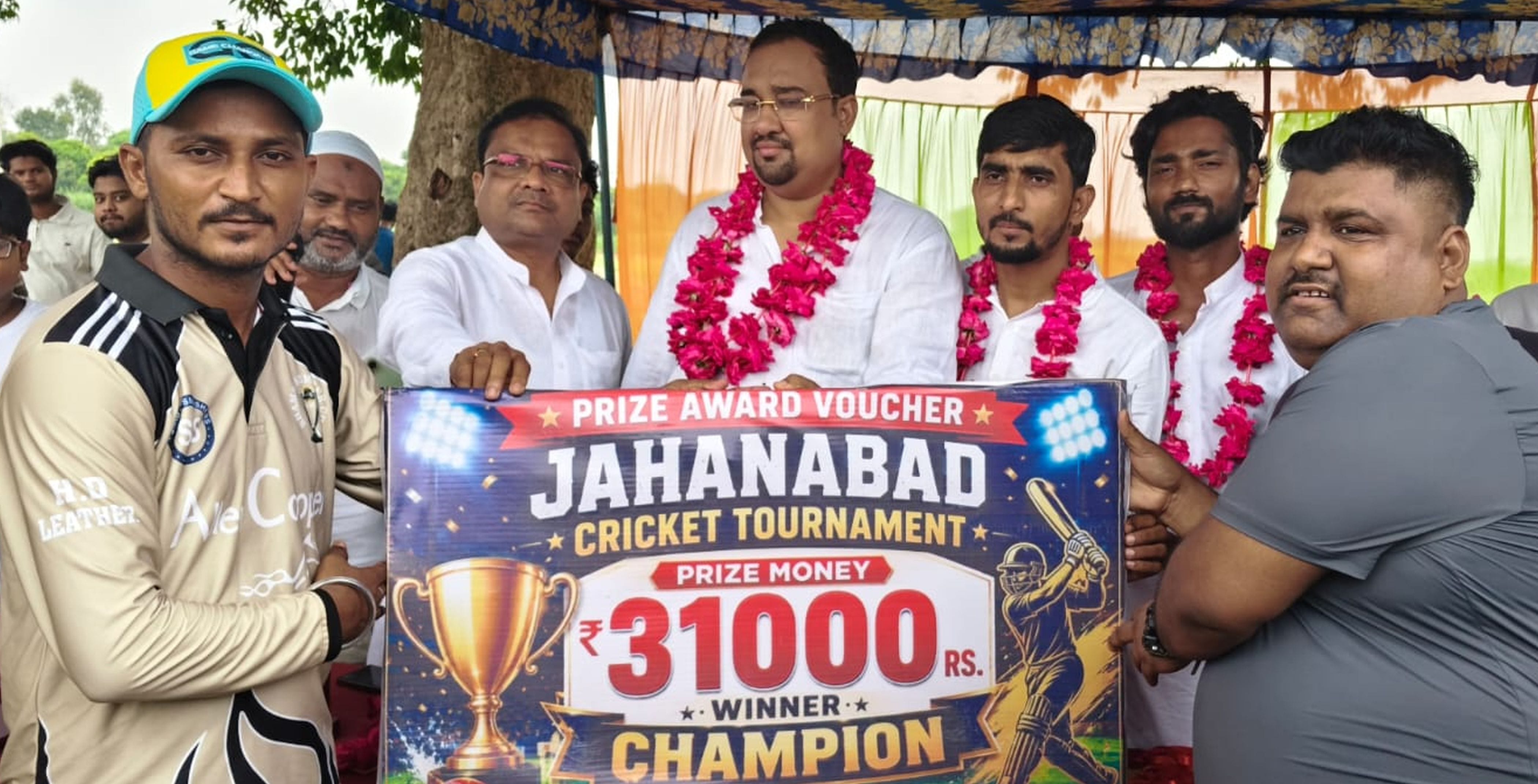 फोटो-15-विजेता टीम को पुरस्कार देते नगर पंचायत अध्यक्ष। संवाद फोटो-15-विजेता टीम को पुरस्कार देते नगर पंचायत अध्यक्ष। संवाद