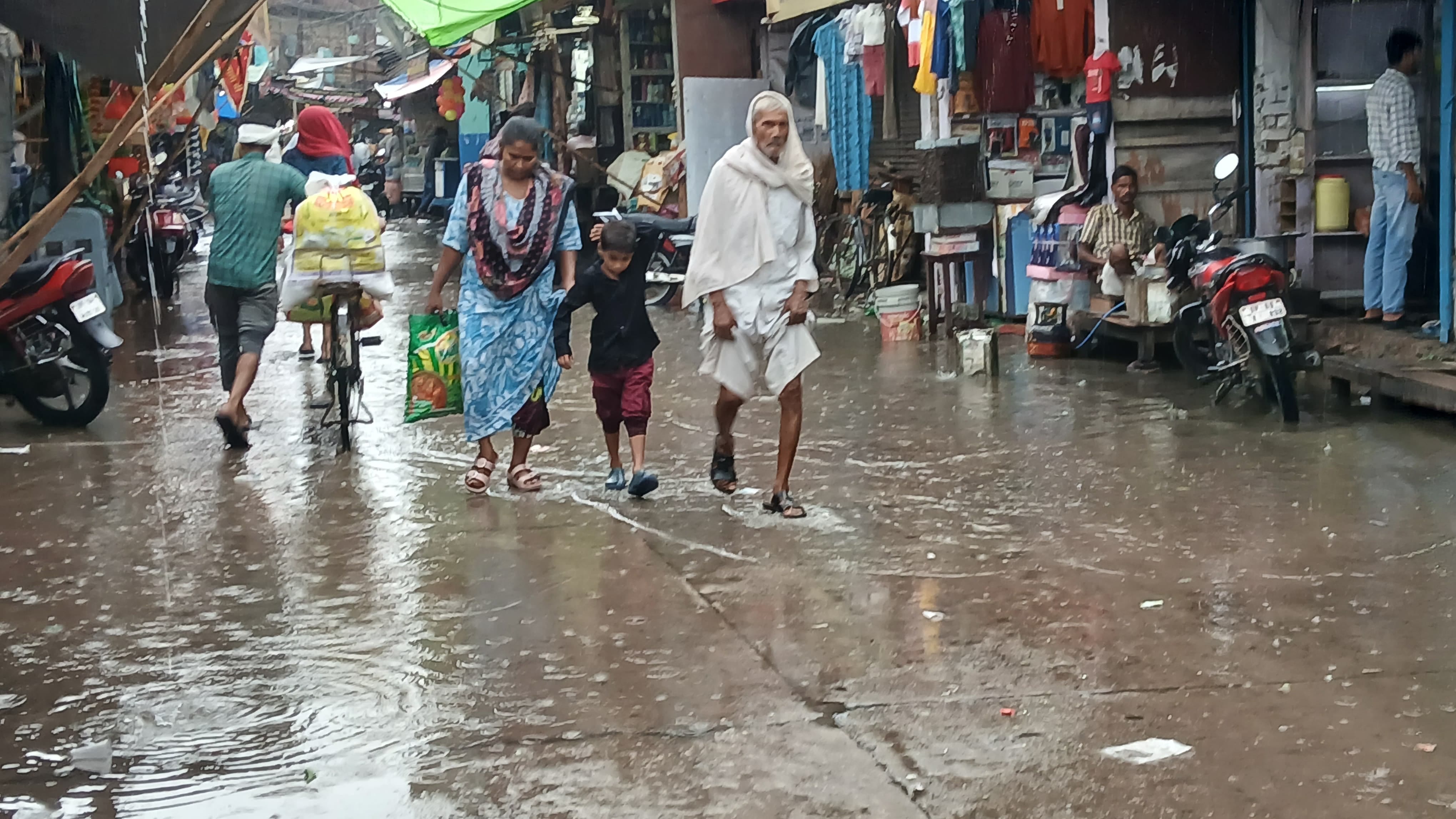फोटो 16 अचलपुर में मकान के मलवे में दबा गृहस्थी का सामान। संवाद