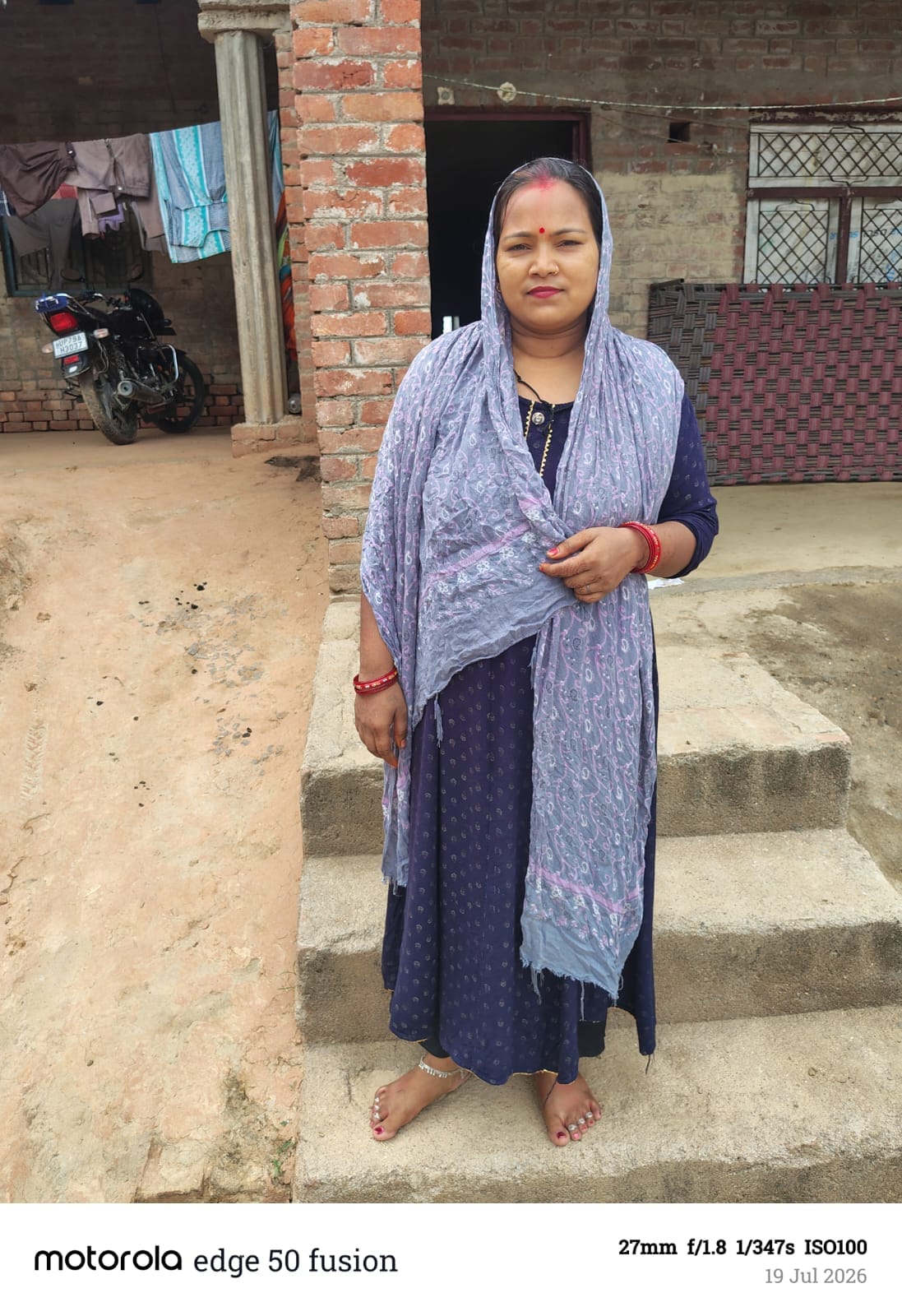 फोटो-16- गांव के मंदिर के बाहर बिजली आने की खुशी मनाते ग्रामीण। स्रोत, ग्रामीण