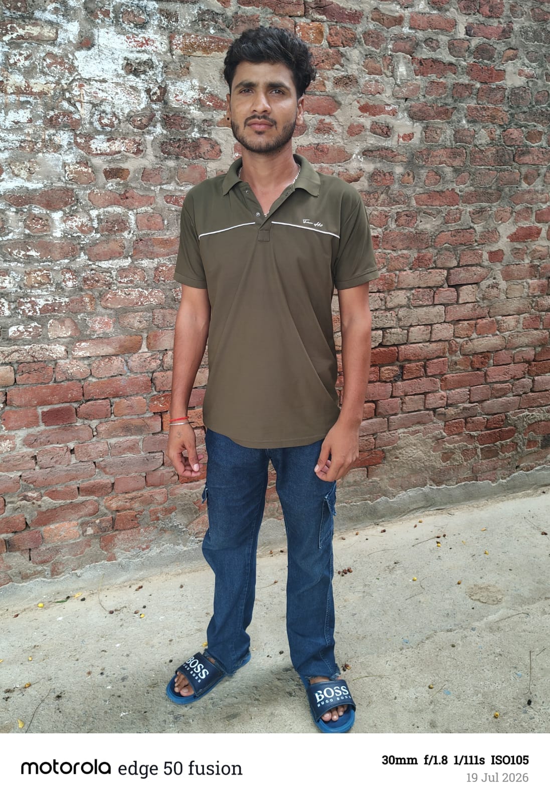 फोटो-16- गांव के मंदिर के बाहर बिजली आने की खुशी मनाते ग्रामीण। स्रोत, ग्रामीण