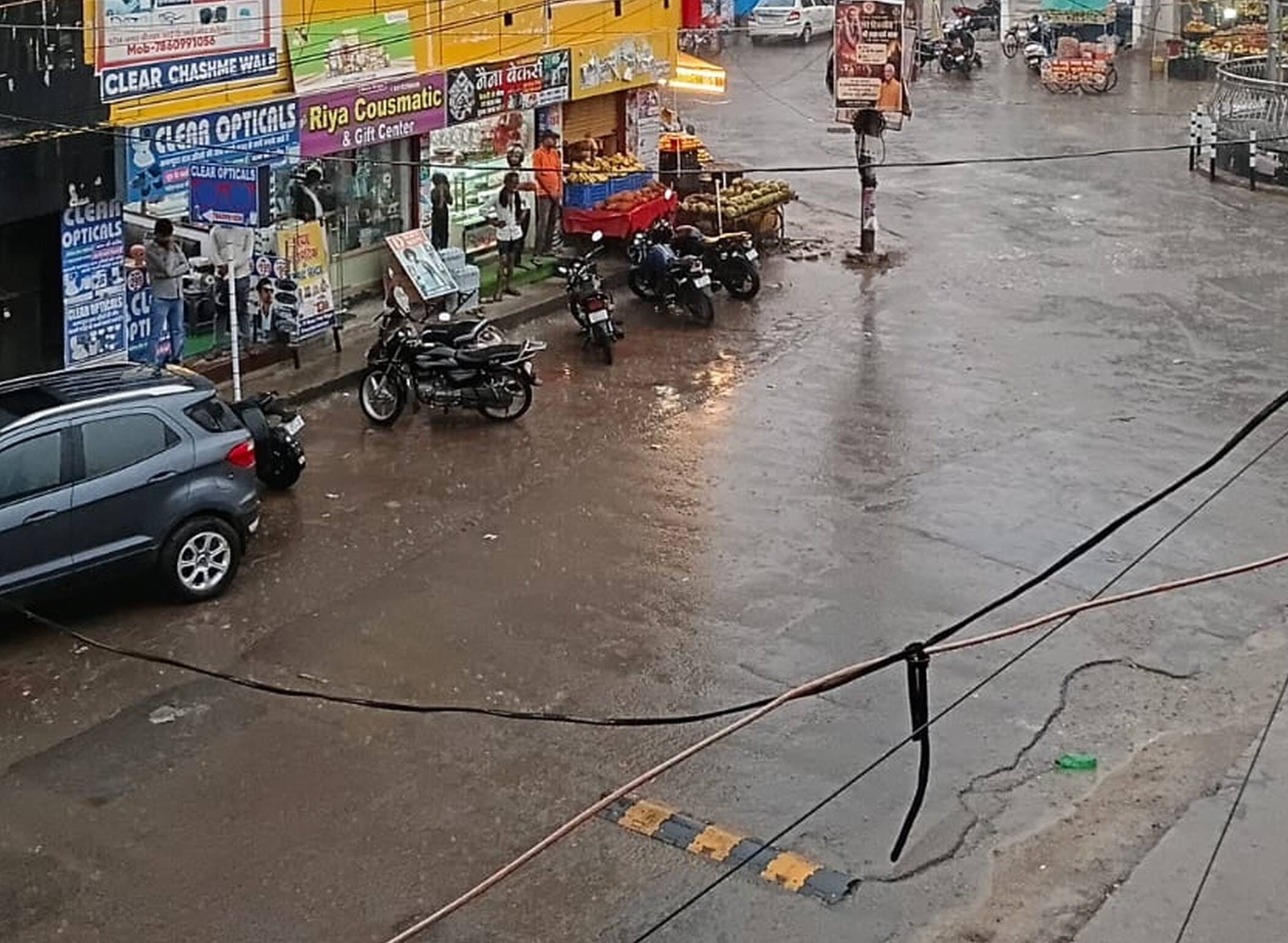 फोटो-19-बारिश के दौरान सड़क पर पसरा सन्नाटा। संवाद फोटो-19-बारिश के दौरान सड़क पर पसरा सन्नाटा। संवाद