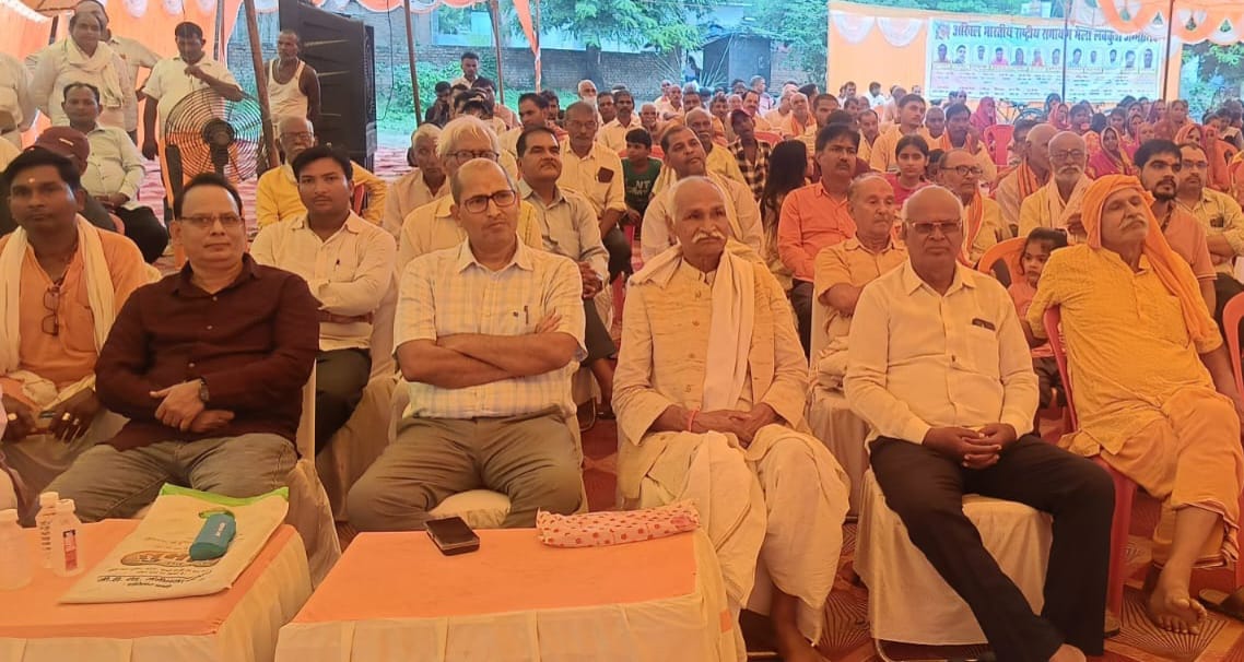 फोटो परिचय। सीतामढ़ी में श्रीराम कथा कहते स्वामी हरिप्रपन्नाचार्य महाराज एवं कथा सुनते श्रद्धाल