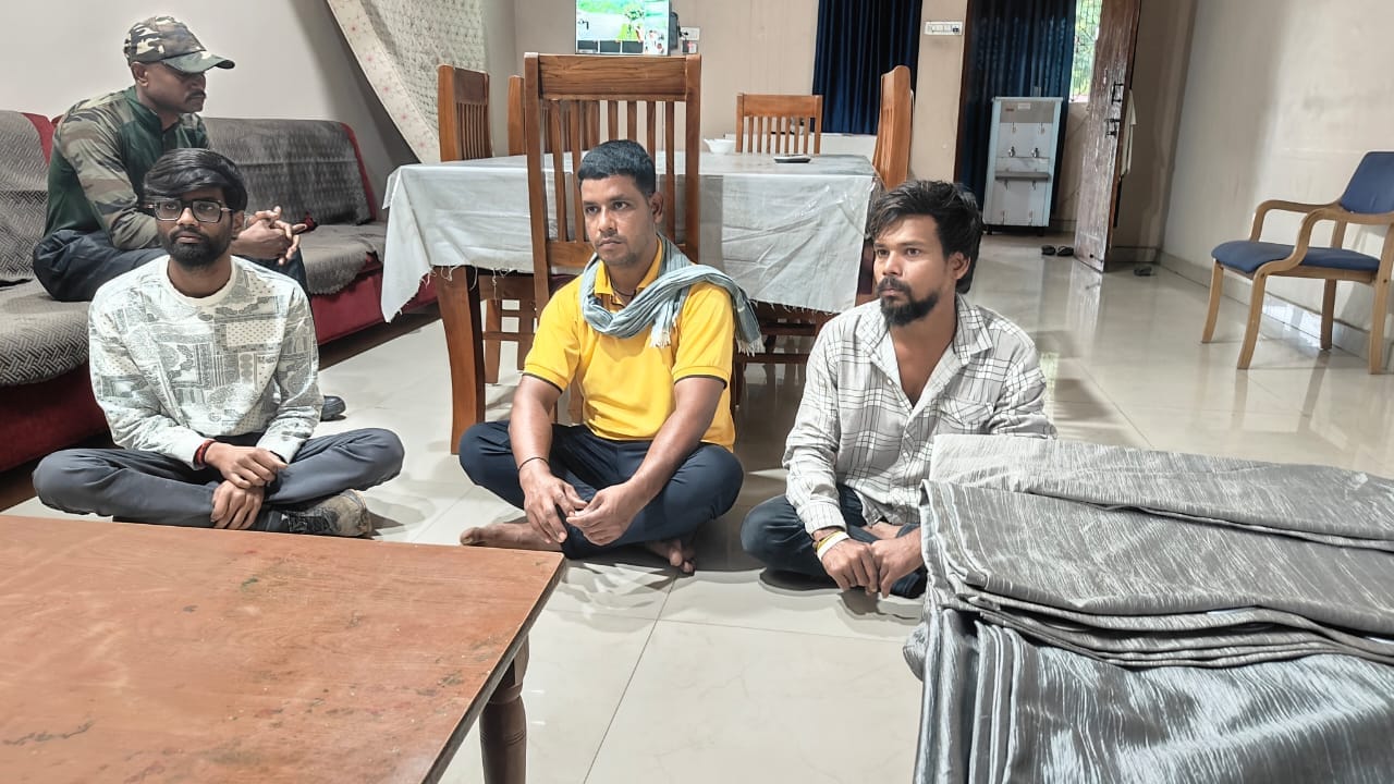 हत्या के बाद पाइथन स्नेक का शव व गिरफ्तार आरोपी हत्या के बाद पाइथन स्नेक का शव व गिरफ्तार आरोपी