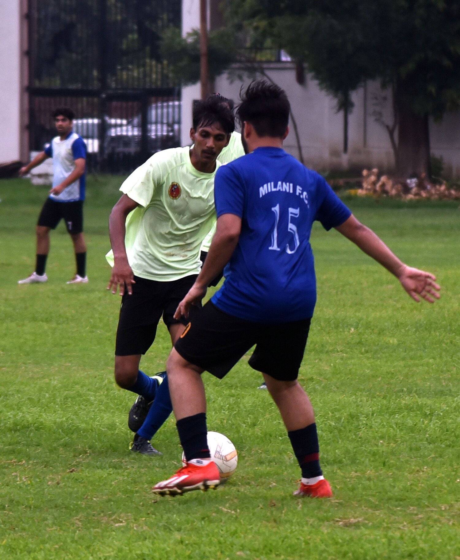 जिला फुटबॉल लीग के तहत हुए मुकाबले में भिड़तीं एलडीए ए (हरी) और मिलानी क्लब (लाल) की टीमें।