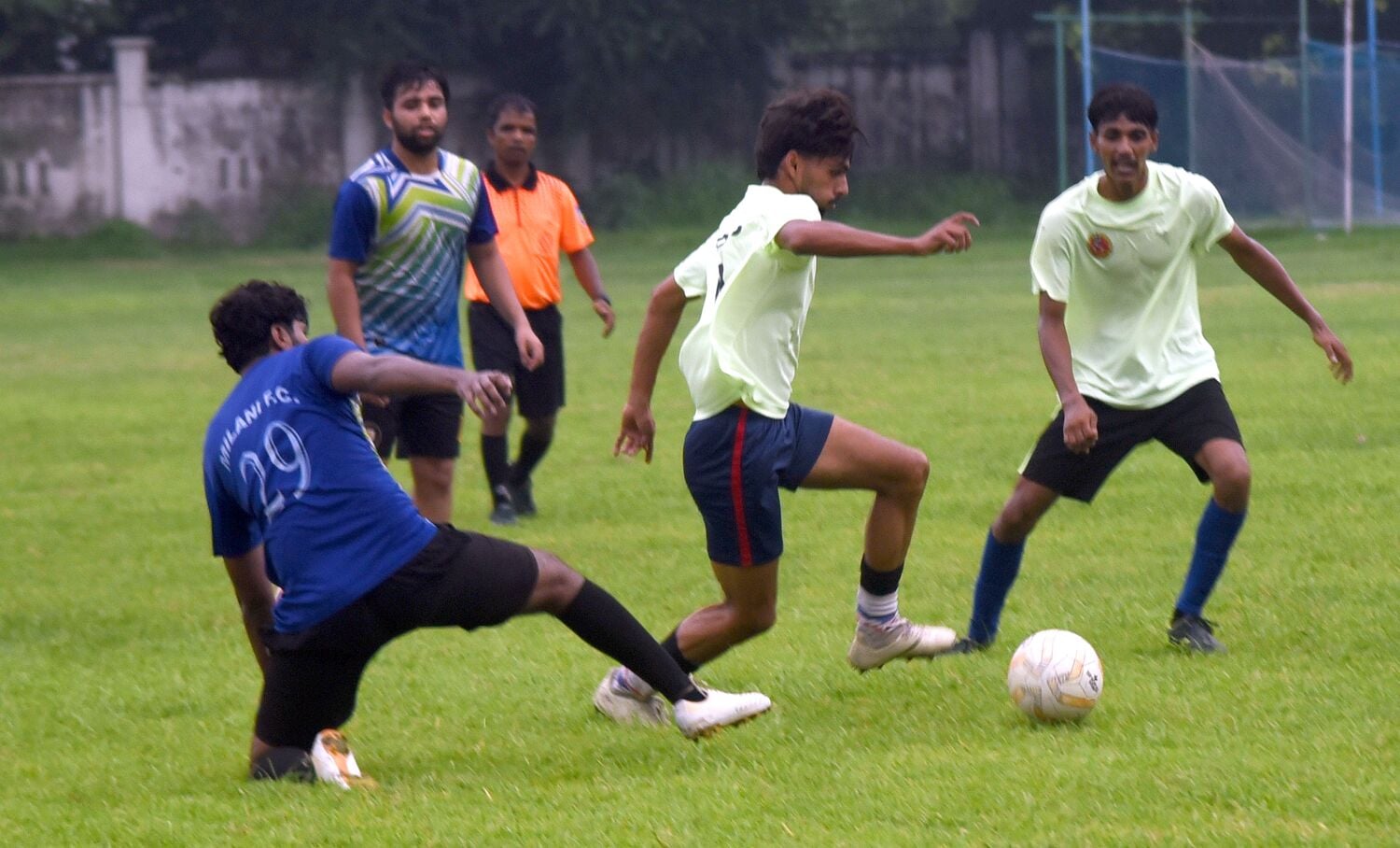 जिला फुटबॉल लीग के तहत हुए मुकाबले में भिड़तीं एलडीए ए (हरी) और मिलानी क्लब (लाल) की टीमें।