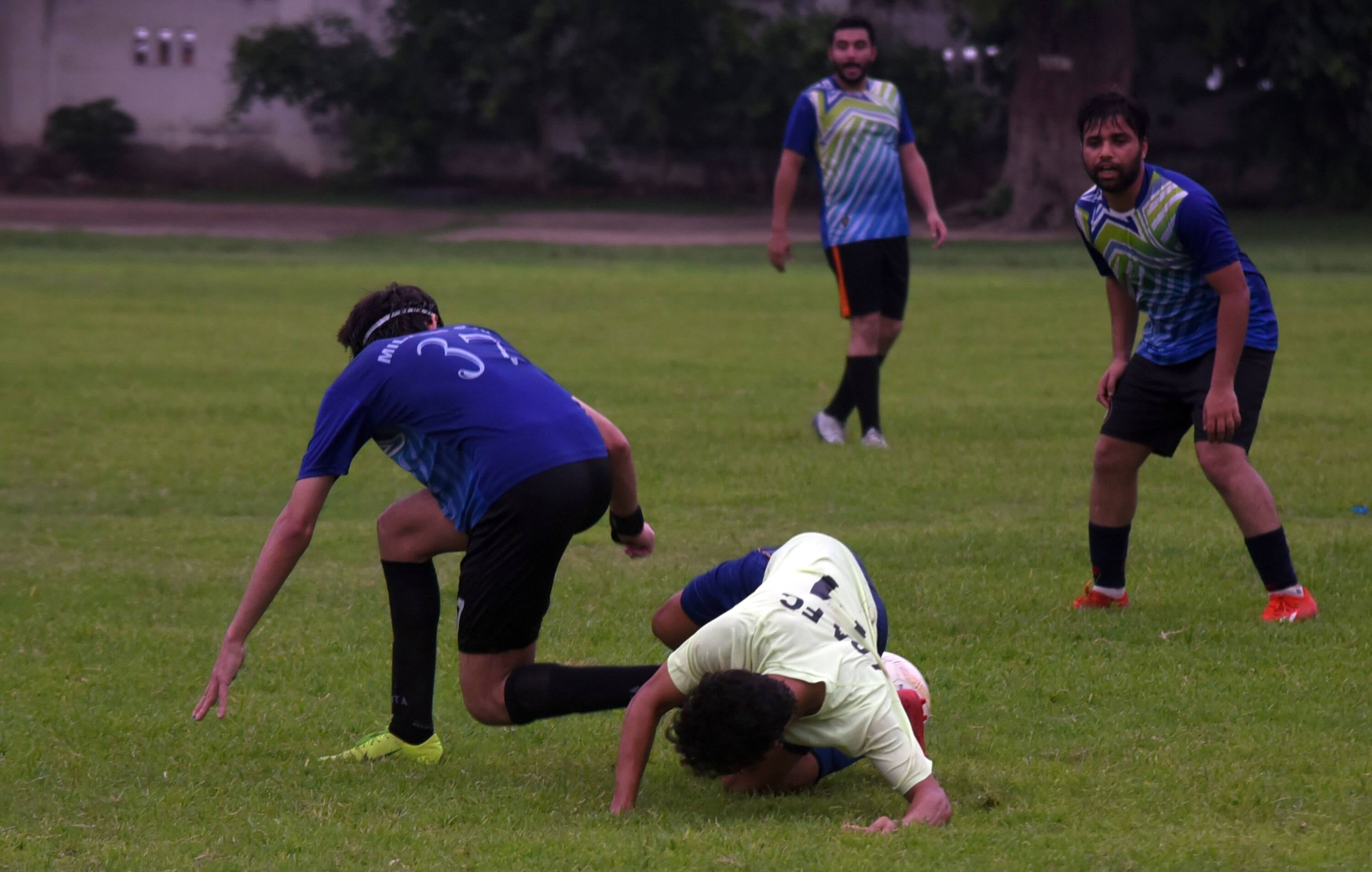जिला फुटबॉल लीग के तहत हुए मुकाबले में भिड़तीं एलडीए ए (हरी) और मिलानी क्लब (लाल) की टीमें।