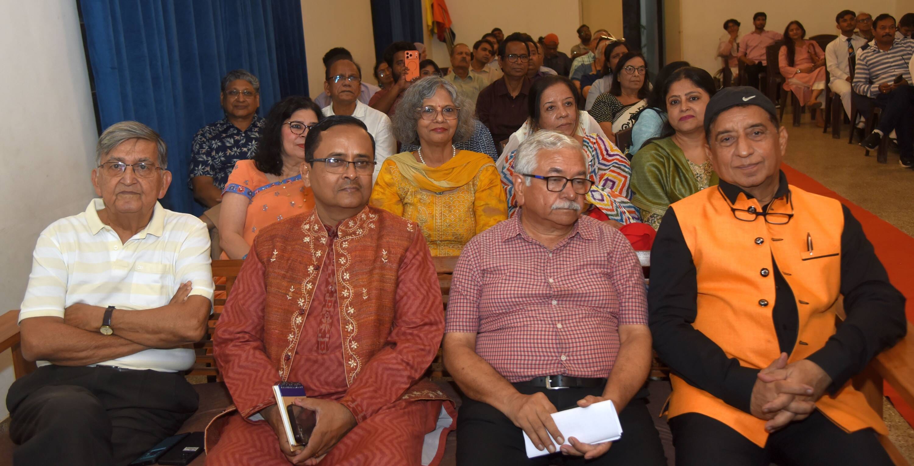 कनेक्शन वर्ल्डवाइड की ओर से रविवार को बॉलीवुड और अवध पर चर्चा कार्यक्रम हुआ। कनेक्शन वर्ल्डवाइड की ओर से रविवार को बॉलीवुड और अवध पर चर्चा कार्यक्रम हुआ।