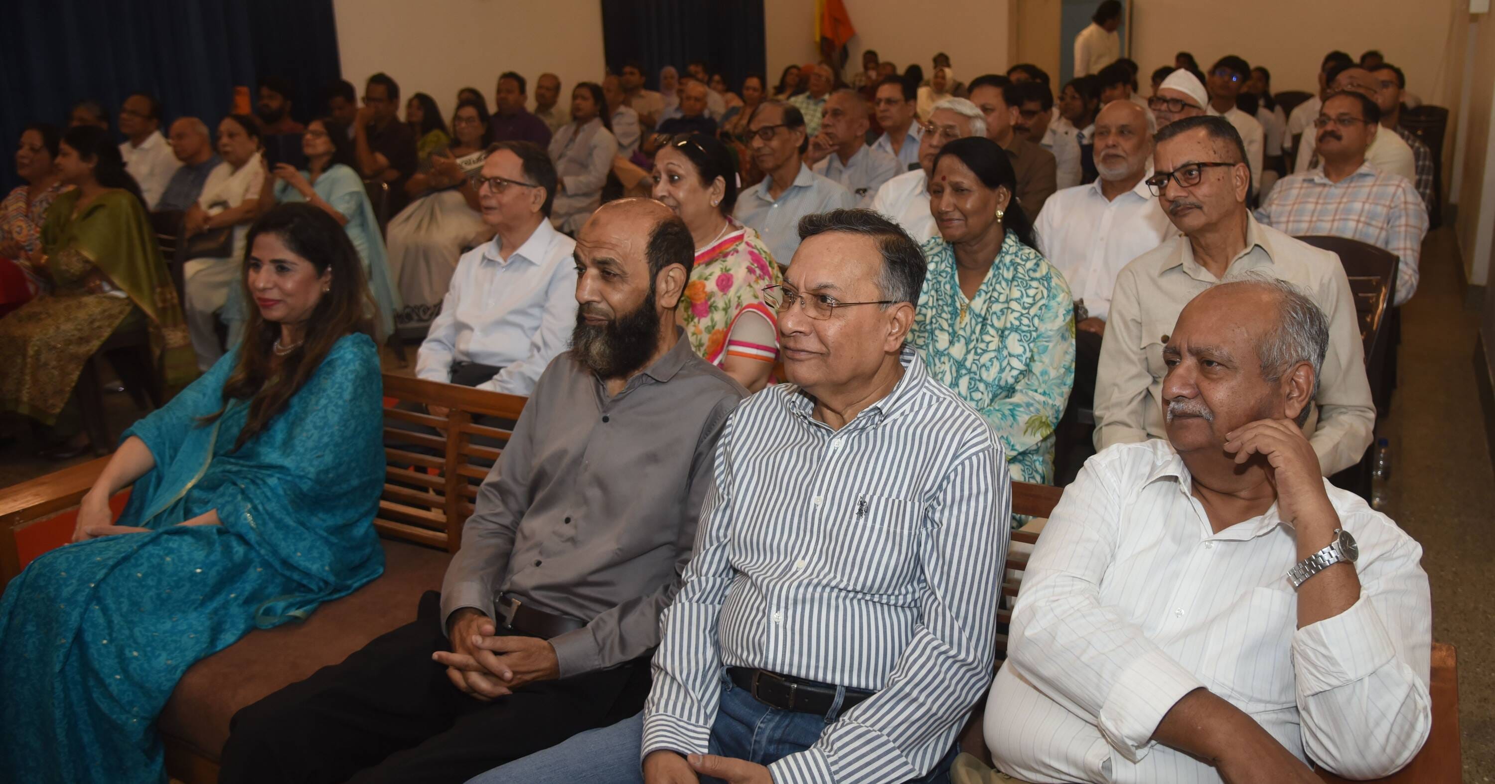 कनेक्शन वर्ल्डवाइड की ओर से रविवार को बॉलीवुड और अवध पर चर्चा कार्यक्रम हुआ। कनेक्शन वर्ल्डवाइड की ओर से रविवार को बॉलीवुड और अवध पर चर्चा कार्यक्रम हुआ।