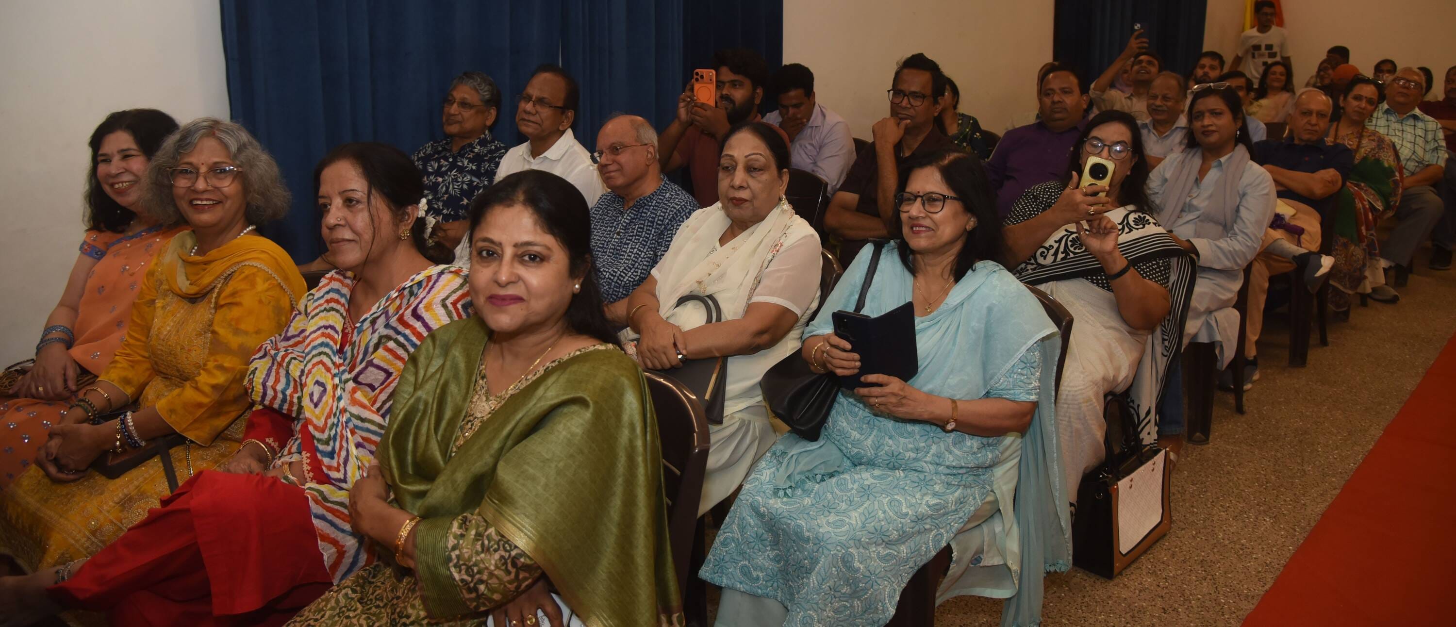 कनेक्शन वर्ल्डवाइड की ओर से रविवार को बॉलीवुड और अवध पर चर्चा कार्यक्रम हुआ। कनेक्शन वर्ल्डवाइड की ओर से रविवार को बॉलीवुड और अवध पर चर्चा कार्यक्रम हुआ।