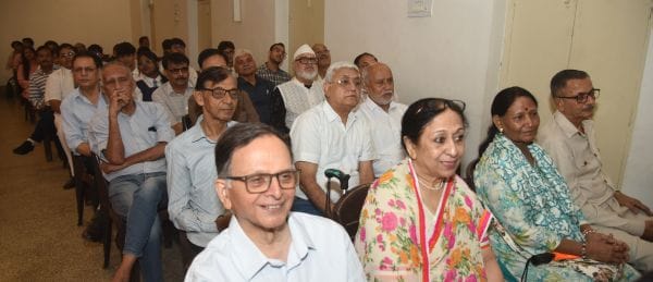 कनेक्शन वर्ल्डवाइड की ओर से रविवार को बॉलीवुड और अवध पर चर्चा कार्यक्रम हुआ। कनेक्शन वर्ल्डवाइड की ओर से रविवार को बॉलीवुड और अवध पर चर्चा कार्यक्रम हुआ।