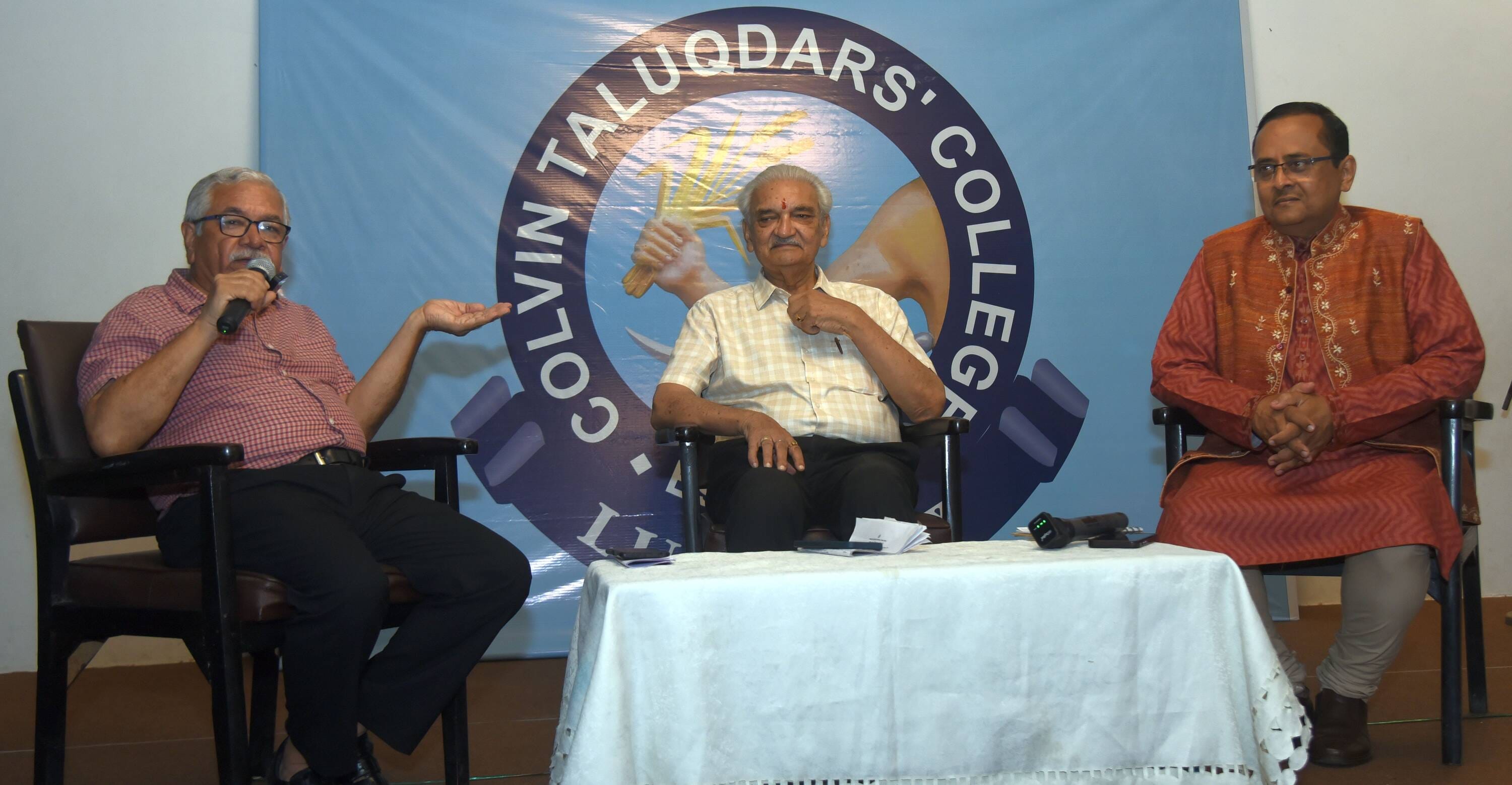 कनेक्शन वर्ल्डवाइड की ओर से रविवार को बॉलीवुड और अवध पर चर्चा कार्यक्रम हुआ। कनेक्शन वर्ल्डवाइड की ओर से रविवार को बॉलीवुड और अवध पर चर्चा कार्यक्रम हुआ।