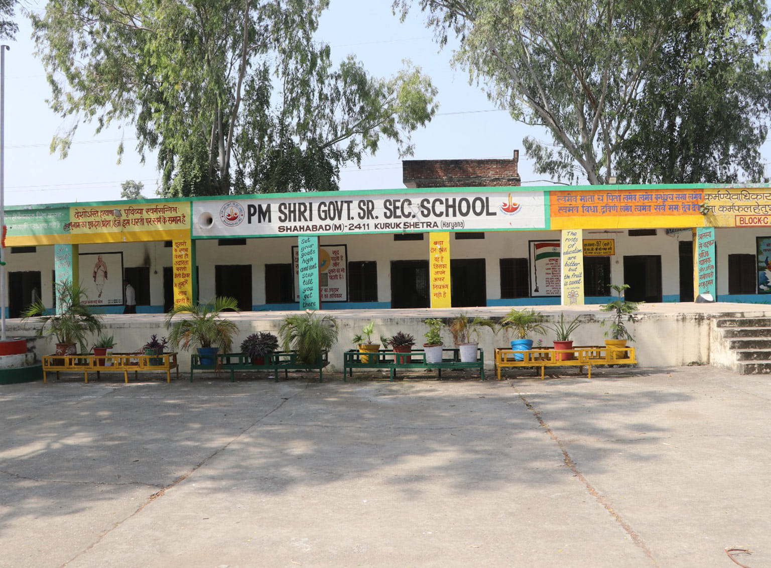 कुरुक्षेत्र। सीएम से सीधा संवाद करते हुए स्कूल प्रिंसिपल लक्ष्मी, साथ बैठे डीईओ विनोद कौशिक व 