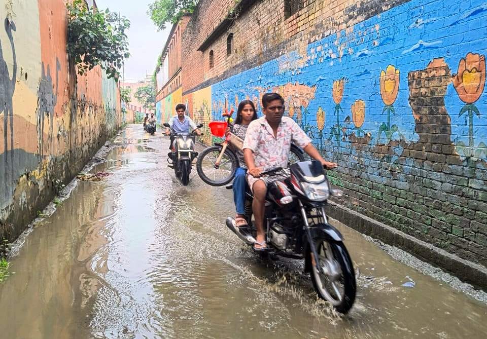 लाल इमली चौराहे के पास गली में हुआ जलभराव। संवाद लाल इमली चौराहे के पास गली में हुआ जलभराव। संवाद