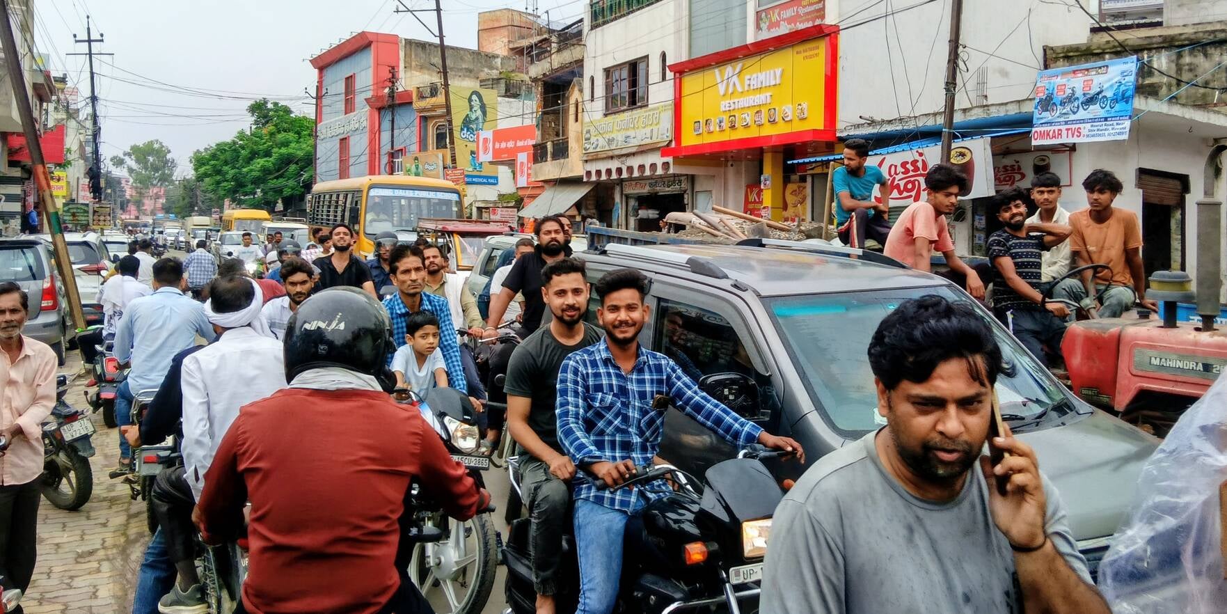 मुख्य मार्ग पर लगा जाम। (मवाना) मुख्य मार्ग पर लगा जाम। (मवाना)