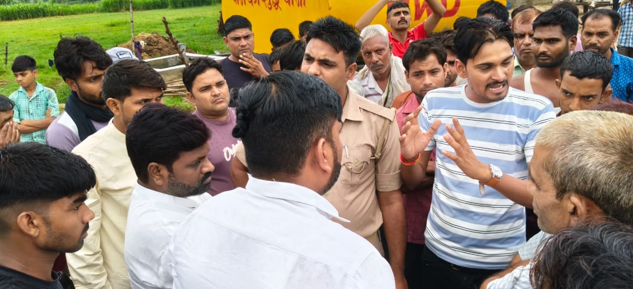 मिरहची में गोकशी के आरोपी को पकड़कर ले जाती पुलिस। संवाद