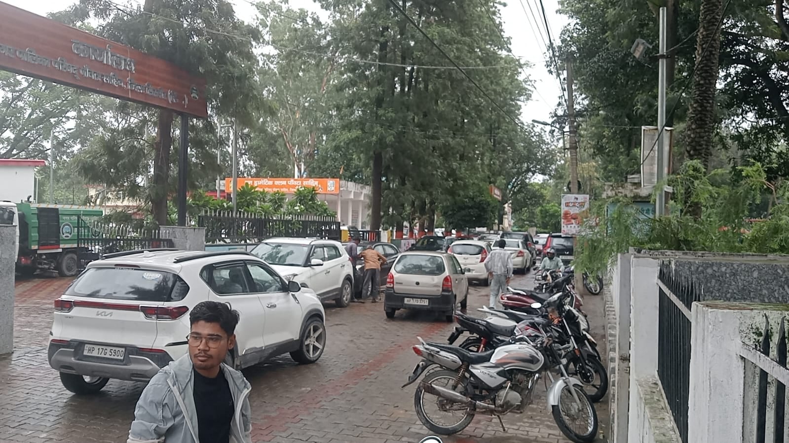 नगर परिषद कार्यालय के ठीक सामने संपर्क मार्ग पर अवैध पार्किंग से लग रहे जाम। संवाद नगर परिषद कार्यालय के ठीक सामने संपर्क मार्ग पर अवैध पार्किंग से लग रहे जाम। संवाद