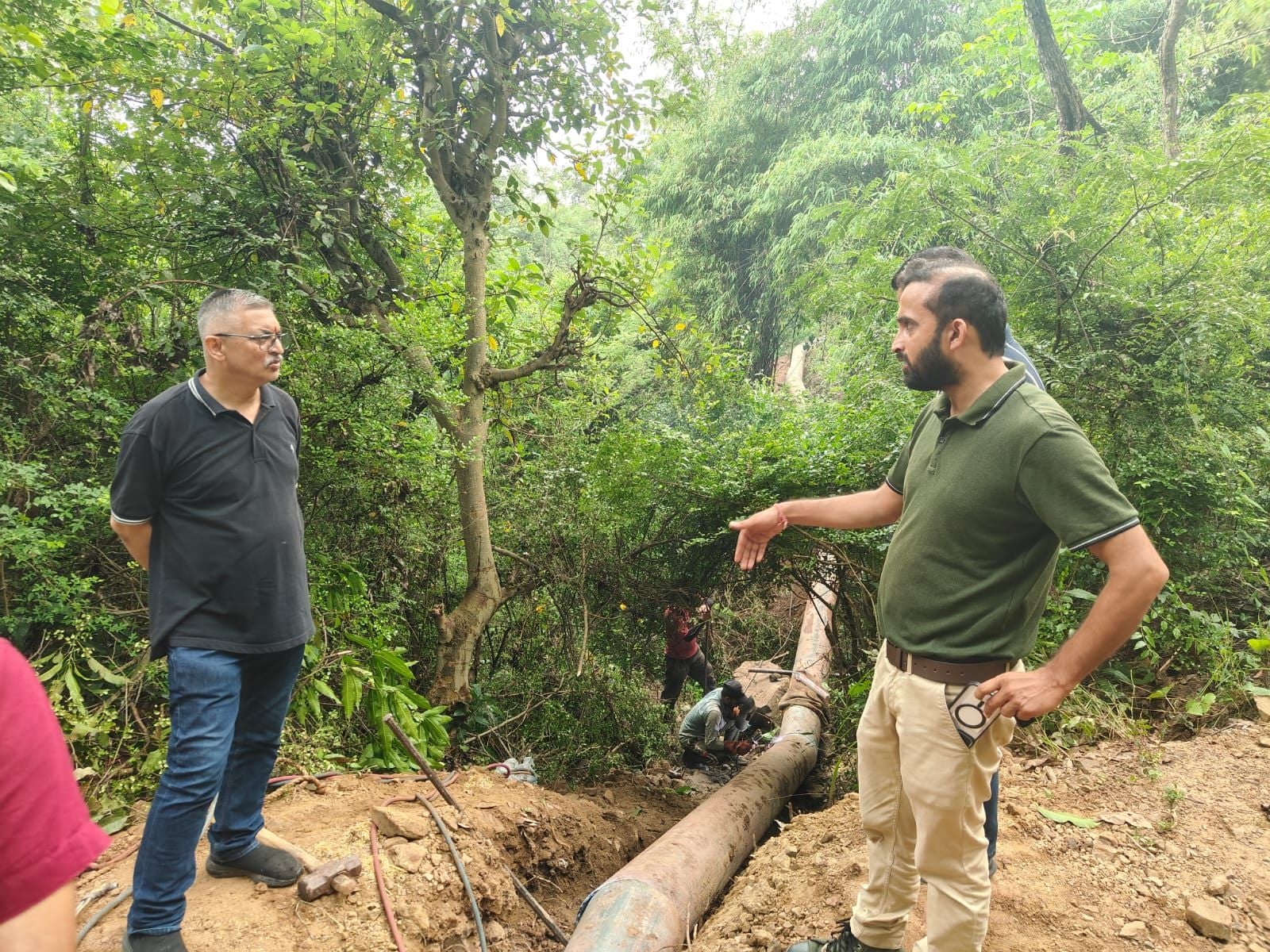 नाहन के धौण क्षेत्र में गिरि पेयजल योजना की मैन राइजिंग पाइपलाइन को बदलते विभाग के कर्मी। संवाद नाहन के धौण क्षेत्र में गिरि पेयजल योजना की मैन राइजिंग पाइपलाइन को बदलते विभाग के कर्मी। संवाद