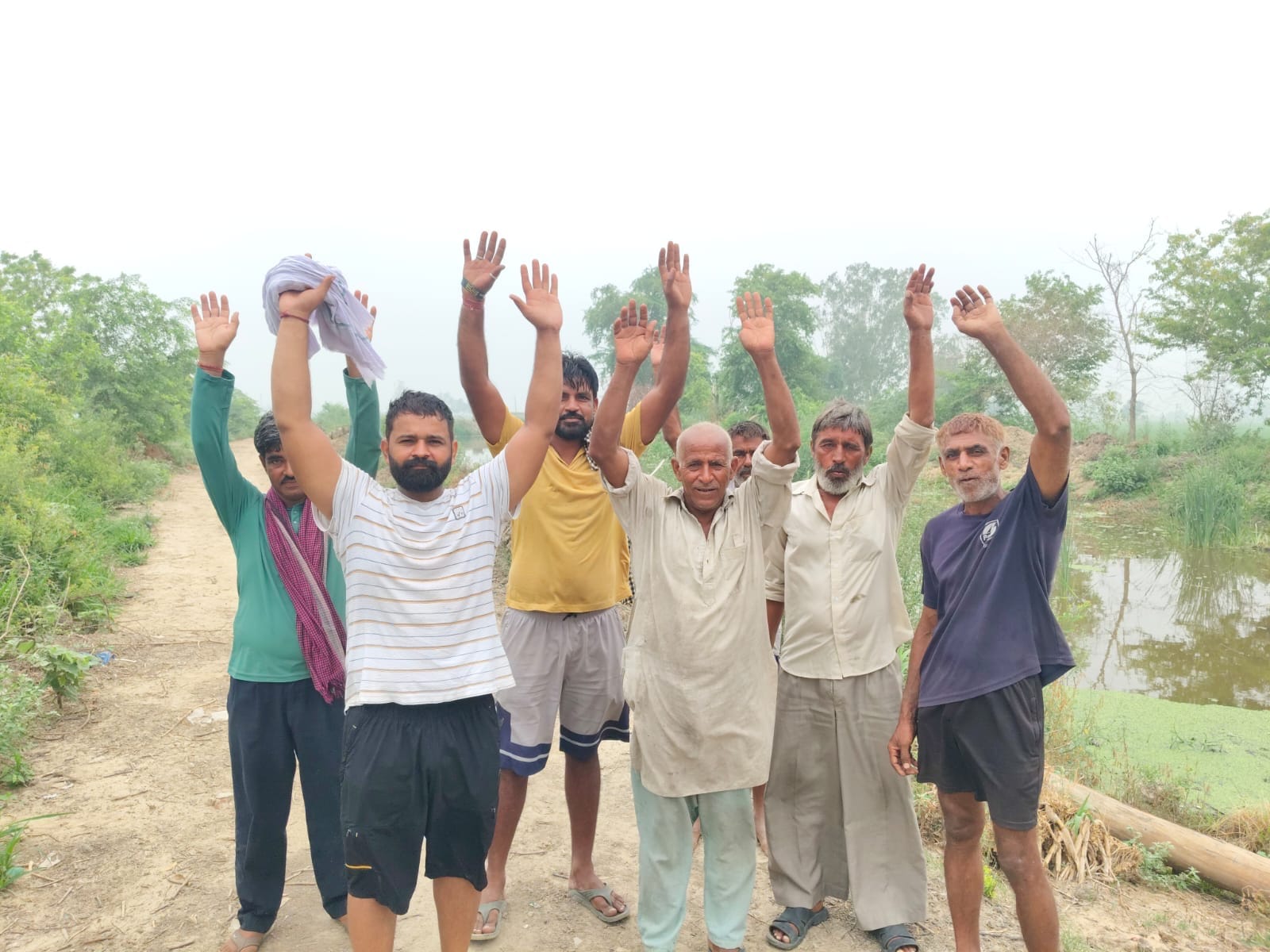नहरी पानी नहीं मिलने से रोष जताते हुए किसान। संवाद