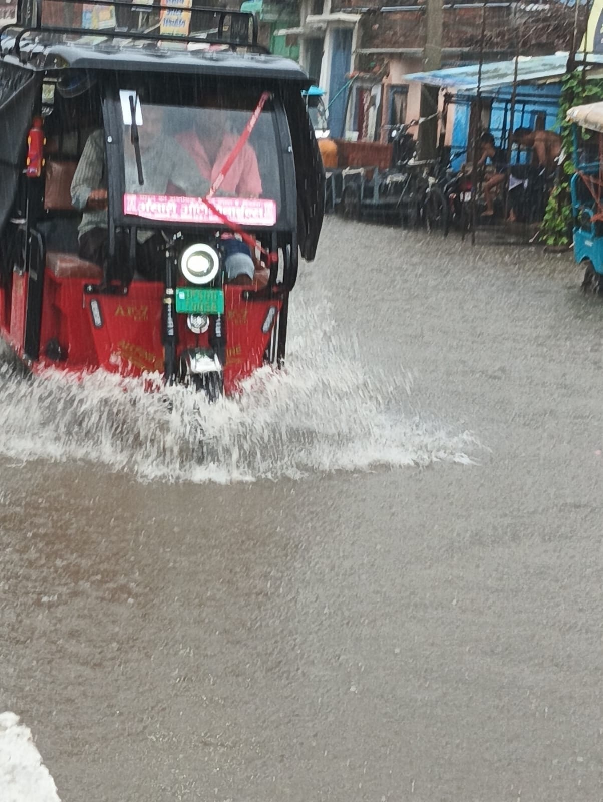 नरही क्षेत्र के बैरिया स्थित बाल वाटिका में लगा बारिश का पानी।संवाद नरही क्षेत्र के बैरिया स्थित बाल वाटिका में लगा बारिश का पानी।संवाद