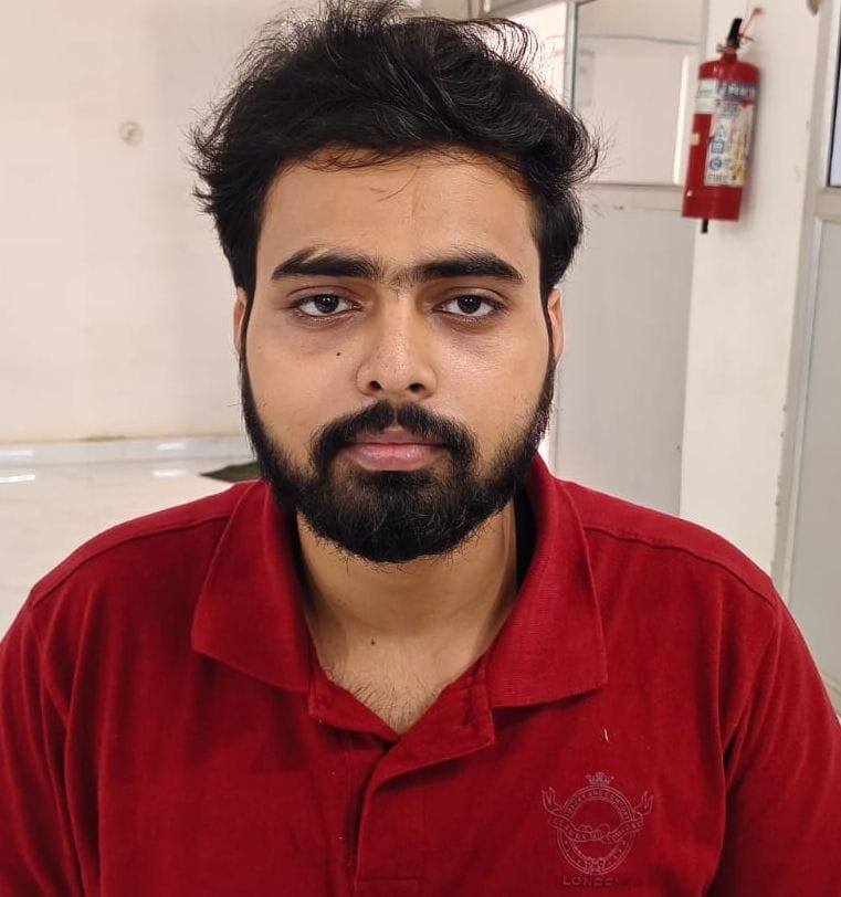 नीट में चयनित होने के लिए स्मृति सिंह को चांदी का मेडल देकर मिठाई खिलातीं प्रधानाचार्य। संवाद नीट में चयनित होने के लिए स्मृति सिंह को चांदी का मेडल देकर मिठाई खिलातीं प्रधानाचार्य। संवाद