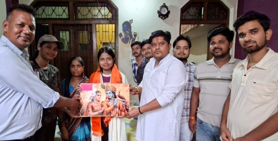 नीट में चयनित होने के लिए स्मृति सिंह को चांदी का मेडल देकर मिठाई खिलातीं प्रधानाचार्य। संवाद नीट में चयनित होने के लिए स्मृति सिंह को चांदी का मेडल देकर मिठाई खिलातीं प्रधानाचार्य। संवाद